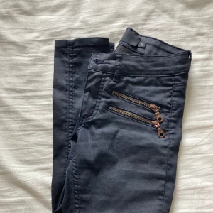 Fina byxor - Byxor från MQ, använda fåtal gånger, en häll som gått upp lite men som lätt går att fixa. Står W26 men skulle säga att de är som 24. Nypris 599