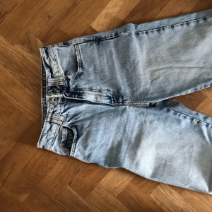 Zara jeans - Säljer mina blå zara ankel jeans i storlek 34 men har dom också i 36 om man skulle vilja köpa det istället. Varför jag har två storlekar av byxorna är därför att jag köpte två storlekar när jag beställde dom och glömde sedan lämna tillbaka det andra paret, säljer nu byxorna pga att dom inte är min stil längre. 