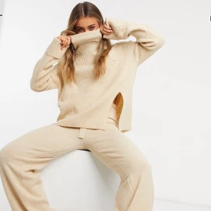 Tröja - Längre modell! Helt ny, ligger kvar i sin påse med prislapp! Strl 34, skickar gärna egna bilder så ni får se att allt stämmer!