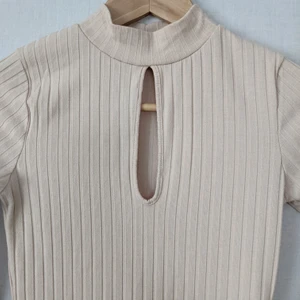 Kort festklänning - Från Bikbok! Använd endast en gång men tyvärr på fest så det finns en liten fläck på klänningen (syns på 3e bilden). Kanske nån kan få bort den? :) Pm för närmare bild