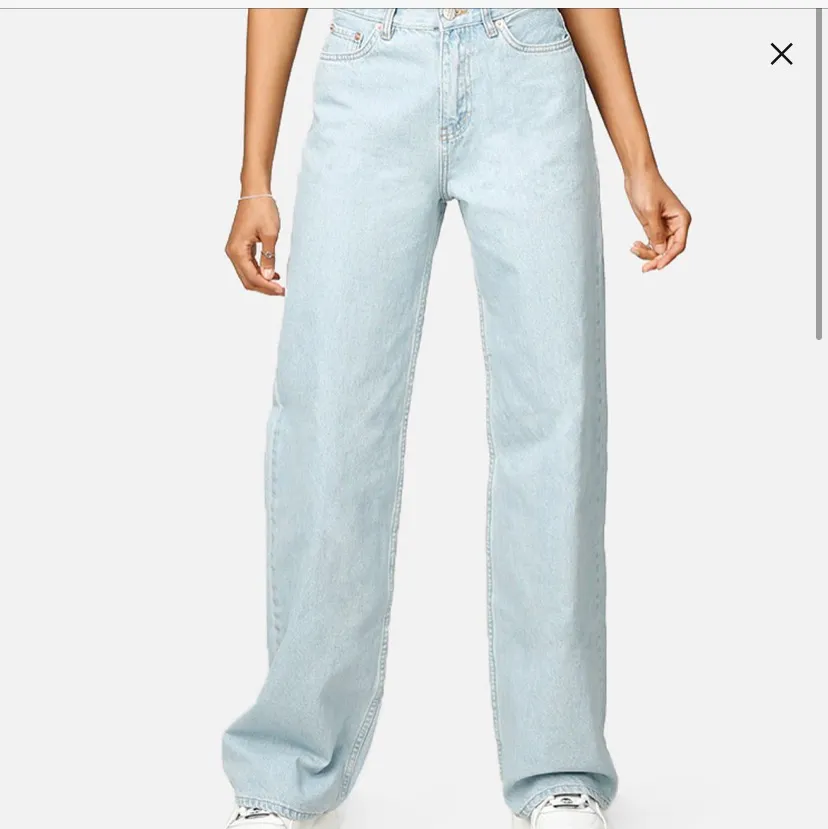Säljer då mina fina Junkyard jeans HELT OANVÄNDA, ENDAST TESTAD EN GÅNG, säljer dom pågrund av att dom inte passar❤️(nypris 599kr) 28 motsvarar 34-36. Jeans & Byxor.