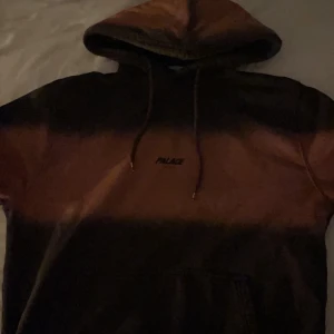 Palace hoodie - Säljer nu min palace hoodie i storlek M. Den är i riktigt bra skick! Nypris var ca 1500 kr. Skriv för mer bilder