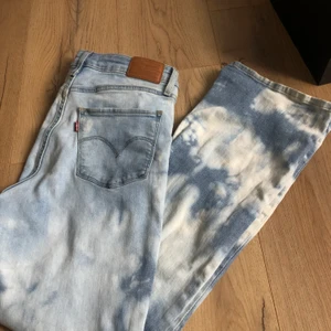 Jeans - Blekta levi’s jeans midja storlek 28, 71cm ben innersöm:)