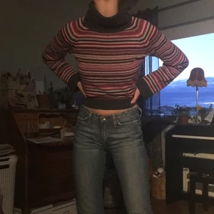 Randig polotröja  - Trendig och skön stickad polotröja i värmande material! Superfina färger💜💙❤️