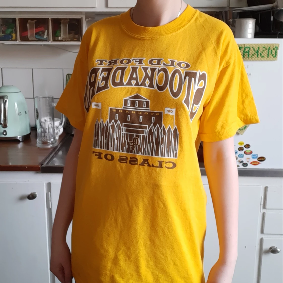 Gul T-shirt Old Fort Stockaders