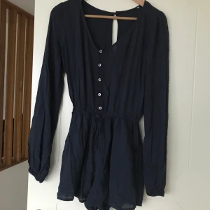 Somrig byxdress💗 - Mörkblå Byxdress i fint skick. Sååå fin till sommaren men inte riktigt min stil längre🥰