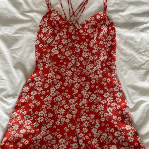 Jumpsuit  - En superfin jumpsuit i blommigt material ifrån bikbok. Har bara använt en gång och är i nyskick, har en dragkedja på sidan och korsade band i ryggen🦋 150kr ink frakt🌸