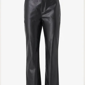 Lisa PU-trousers Gina Tricot  - Stl 34, inköpta hösten 2019 men sparsamt använda. Har gått ner i vikt därför passar de mig ej längre. Nypris 450kr men slutsålda och otroligt populära både förra o detta året. Obs stora i storlek! Mer som en S/36