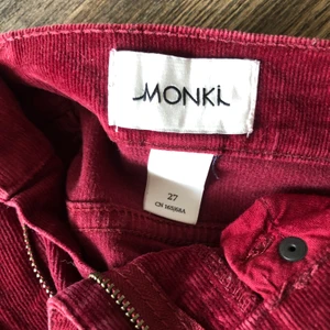 Manchester byxa Monki - Vinröda Manchester byxor med hög midja