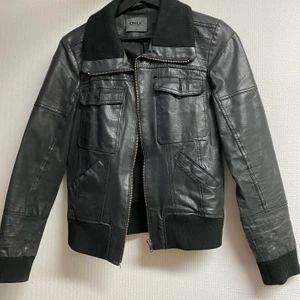 Skinnjacka  - Använt skick men fortfarande väldigt snygg 