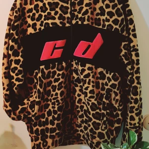 Criminal Damage - Leopardmönstrad fleece tröja i oversize-modell  - Världens skönaste fleecetröja från Chriminal Damage. Dom är kända för sina sexiga leopardmönster kollektioner. Beställde denna förra året, tröjan har mellantjockt fleecematerial och bra sidfickor. Resor i midja och ärmarna. (Skicket är nästan som ny. Använde den 4 gånger sen insåg ja att ja nog ville ha en normalsize ) Hoppas någon annan kan få mysa runt i den hemma eller på stan. Matchande byxor finns! Dom är riktigt nice som set. Bör vara till försäljning fortfarande 