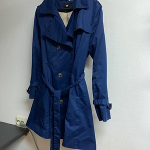 Trenchcoat - Använt skick, en söm är lite trasig