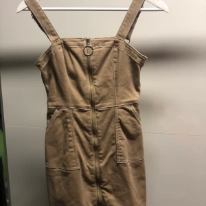 Jeans klänning.  - Jeans klänning från H&M. Köparen står för frakten 45kr. Om du undrar eller vill köpa hör av dig privat. 