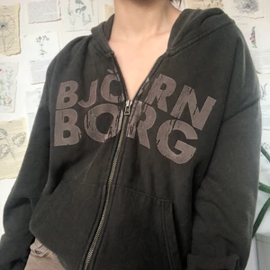 Hoodie från Björn Borg  - Cool brun hoodie från Björn Borg. Snyggt urtvättad annars defektfri. Köpare står för frakt. Dö vid intresse
