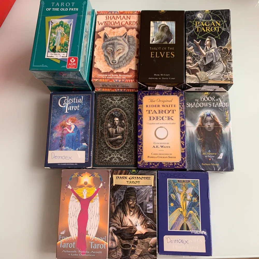 Tarot kort. Eftersom det är så många olika så fråga gärna efter exakta pris, men det ligger på runt 200kr :) Demoex är billigare (dom som är öppnade) - 100kr, men dom säljs när de ändra är sålda . Övrigt.