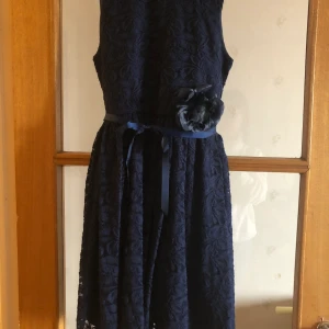 Barnklänning passar de som är 150-160 cm långa - Plagget är använt en gång, nypris:600 kr. Mitt pris:200 kr