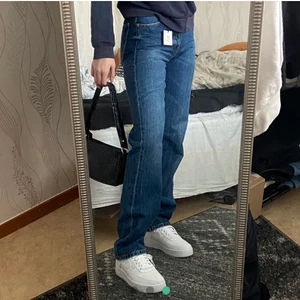 zara full lenght jeans - skitsnygga mid rise full lenght jeans från zara som är HELT SLUTSÅLDA! helt oanvända med prislappar kvar, nypris är 399, buda från 300, köp direkt för 500💞💗 STORLEK 34!!