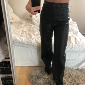 Raka pu-pants  - Intresse koll på dessa raka skin byxor från HM, som tyvärr är förstora för mig. dom är långa skulle passa upp 174 tror jag  , Supper fina och inga synliga tecken på användning. har själv gjort två hål på insidan för att kunna dra åt midjan.  inget som syns💗