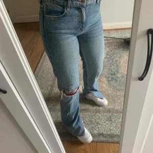 Trendiga jeans  -  Ljusa jeans lits och slitningar, lågmidjade