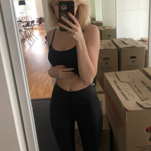 Zara  - Ett par skit snygga zara skinnbyxor som inte har kommit till användning är 167 lång och sitter precis vid anklarna på mig💕