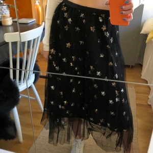 Kjol med stjärnor ⭐️⭐️ - Superfin långkjol 💘💘säljer då den är lite stor på mig. Strl S men passar nog även M då den är stretchig i midjan 