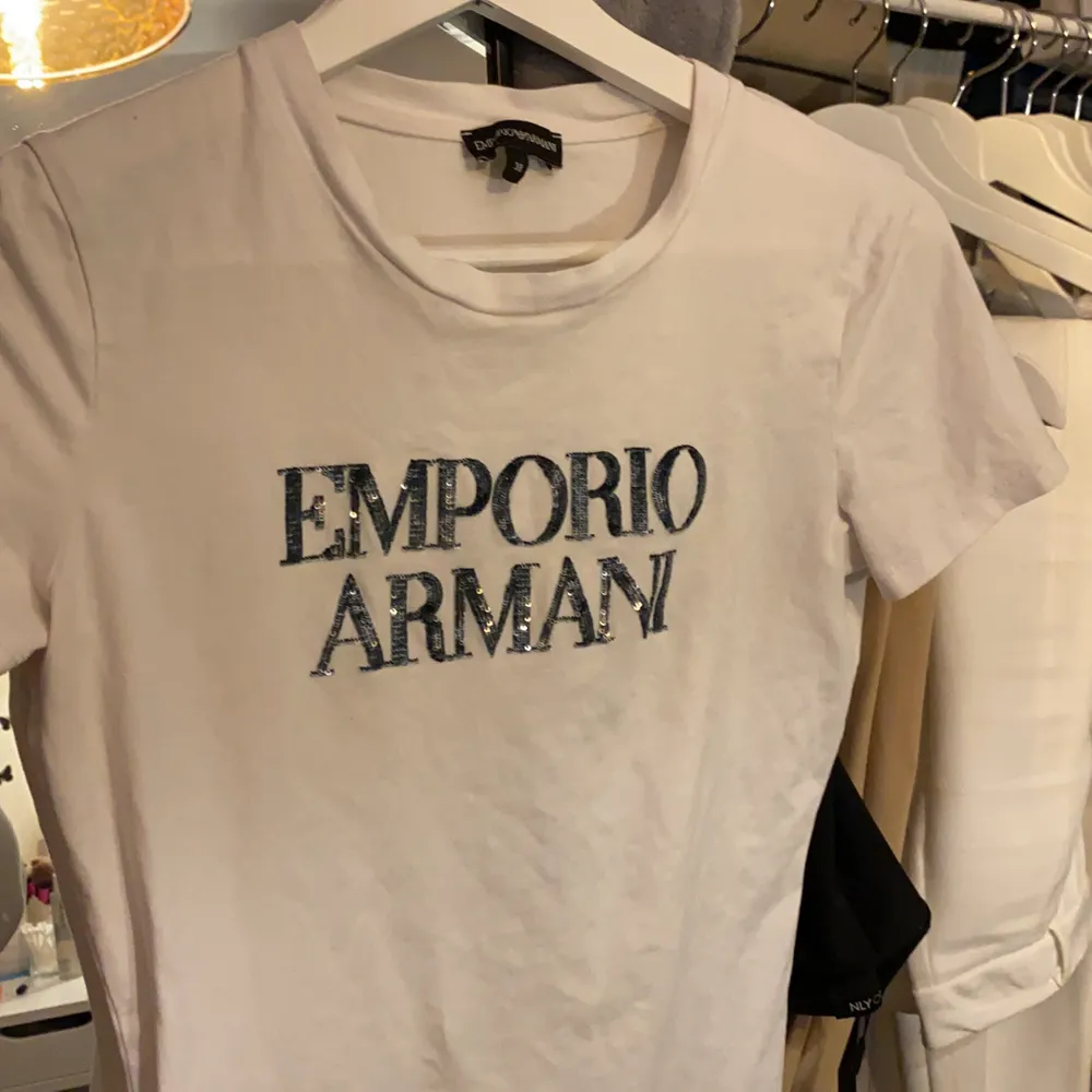 En flitigt använd Emporio Armani t-shirt. Sitter tajt men ät stretchig. Skulle säga att den passar allt mellan 34-38. Skriv för mer info/bilder💕. T-shirts.