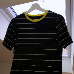 Randig t-shirt - Fin blå och vit randig t shirt. Med gul kant upptill. Pris: 45kr+frakt. Storlek: S