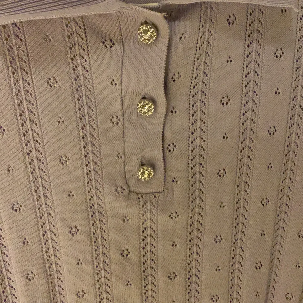 Säljer min helt oanvända fin stickade knit från chiquelle. Så fina detaljer med diamant knappar! och en härlig lila färg!. Stickat.