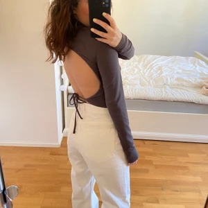 Topp med öppen rygg  - Säljer denna fina gråa topp med öppen rygg, i storlek S. Har knappt använts och därav mycket bra skick. Frakt tillkommer💕