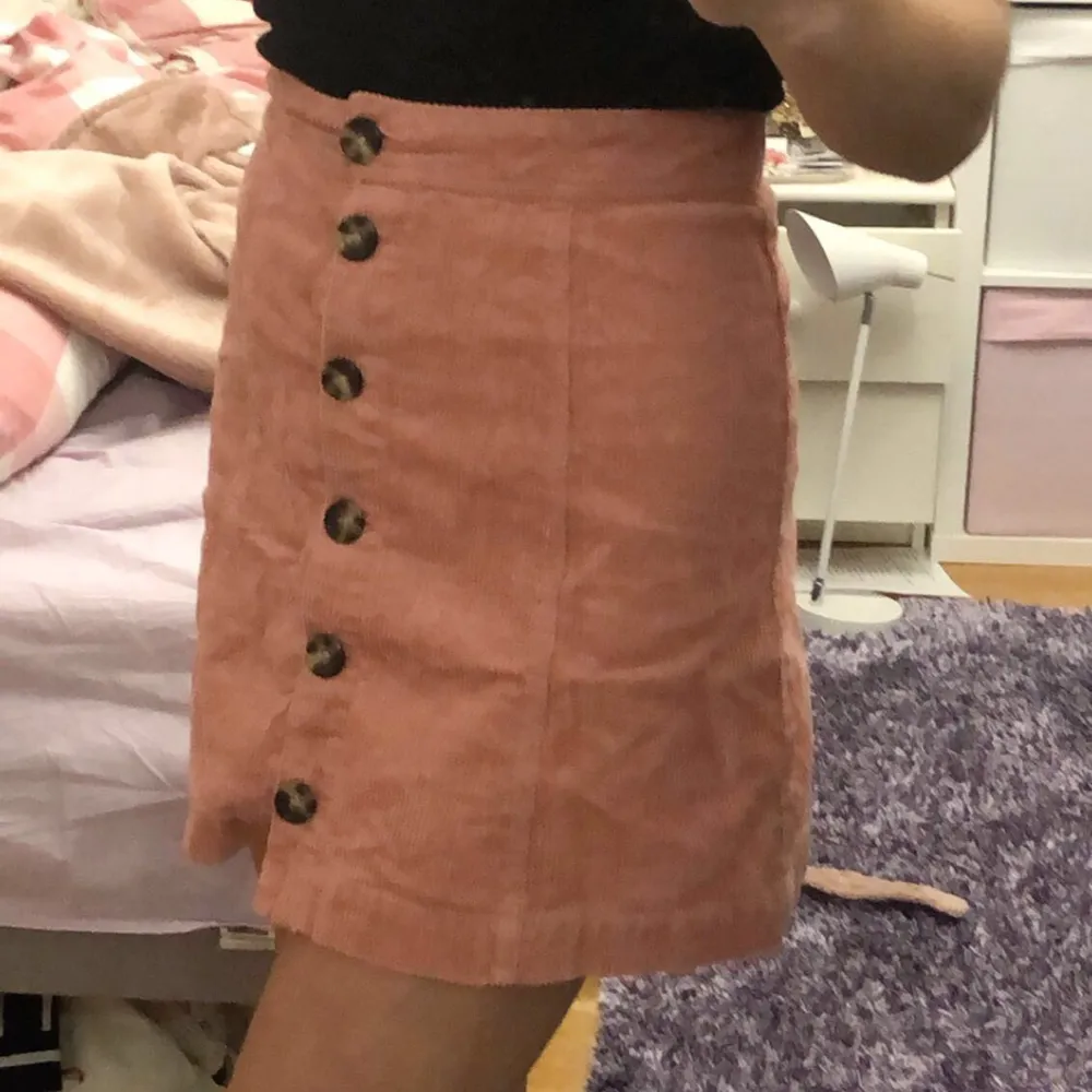 Säljer en jättefin rosa kjol i manchester som tyvär är lite liten men hoppas den kan komma till användning för någon annan💕💕Den har då sex styckna knäppbara knappar på framsidan! Säljer för 90kr inkl. frakt. Kjolar.