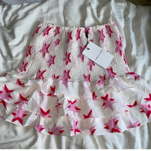 Kjol med stjärnor på - Säljer denna kjol från Loavies. Prislappar kvar och köptes för 380kr inkl frakt. Start bud från 200kr. Köpare står för frakt, annars möts jag i sthlm 💛💛  ( buden är exklusive frakt )