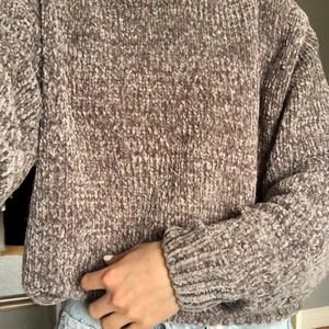 Stickad hoodie från Gina Tricot.  - Stickad hoodie från Gina Tricot. Har lite maskor som sticker ut på vissa ställen men som är enkla att dra in i tröjan så de inte syns. Köpare står för frakt 