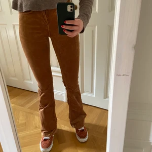 Manchesterbyxor  - Jättefina manchesterbyxor från Zara i storlek 34, (jag är 167 cm). Mid rise i midjan, mycket skönt material och i bra skick! Köparen står för frakten 