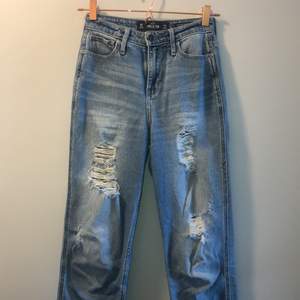 Håliga jeans. Väl använda medan bra skick. Nt pris 550kr köparen står för frakt. storlek 24/27 = xs