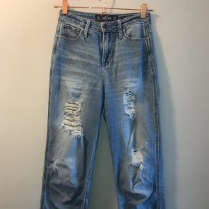 Snygga jeans från hollister  - Håliga jeans. Väl använda medan bra skick. Nt pris 550kr köparen står för frakt. storlek 24/27 = xs