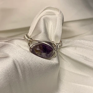 Hemmagjorda ringar - Ringar gjord i försilvrad koppartråd. Ringarna finns med andra stenar, En ring kostar 25kr + frakt💕 Ju fler ringar man köper desto mindre kostar det😊