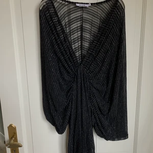 NAKD klänning  - Säljer nu denna fina klänningen från NAKD😁Så fin till sommaren likaväl som vintern, den är endast använd en gång och i storlek small🥰✨