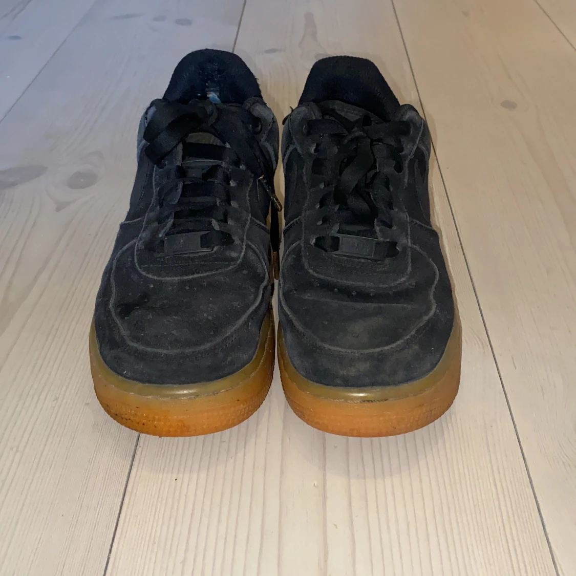 Svarta Nike AirForces 1, brun/gul sula - 90