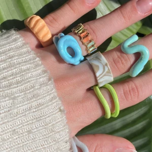 SMYCKEN (billig frakt)  - Säljer clayrings, ringar och halsband!!🤩🥳 .................. 10kr/st clayrings.                                                               .  15kr/st guldringar.                                                             . 17kr/st halsband.                                                               .  Frakt alltid 13kr oavsett hur mycket du köper😍🤩👍🏼