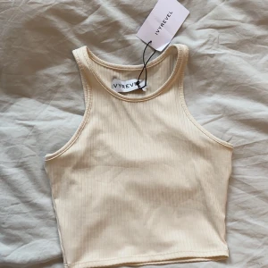 Helt nytt vitt ribbat linne ivy revel s - Stretchigt creme vitt trendigt linne från ivy revel i storlek s. Säljer pga råkade köpa 2st 