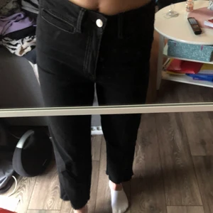 Wide leg jeans - svarta wide leg jeans med ”avklippta” ben, går till anklarna på mig som är 170 cm lång.