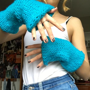 Blå handvärmare - Asballa blåa//turkosa virkade handvärmar köpta second hand. 