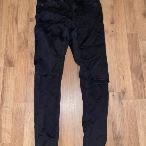 Jeans - Svarta jeans med hål på knäna! Även klippta där nere vid benen men är fortfarande för långa för mig (är 163 & har korta ben) 