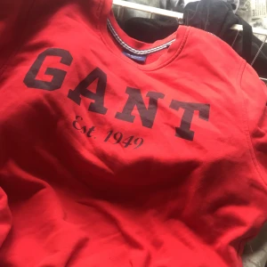 röd gant tröja - använt nåra gånger, säljer pga kmr sällan till användning längre, köpt för 1599kr , går ner i pris vid snabb köp