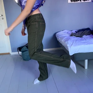 Vintage jeans - Fina bekväma jeans i en grön/grå färg, vintage, tjejen på bilen är 164 och dem är ganska långa på henne, hon har storlek 34-36 men passar även mig som är 38 då dem är stretchiga och man får en baggy look. Frakt tillkommer på 66kr