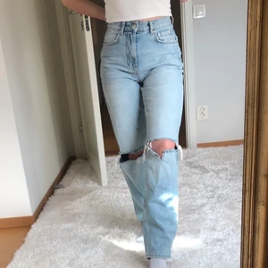 Gina tricot 90s jeans - Säljer de populära 90s jeansen från Gina tricot i storlek 34. Jeansen är bara använda 1 gång så är i princip i nyskick. Köparen står för frakten 📦