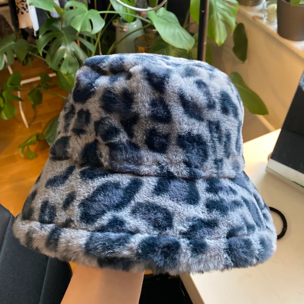 Cool bucket hat från SHEIN i ett blått leopardmönster, spännband inuti så man kan anpassa storleken. Aldrig använd, endast testad. Accessoarer.