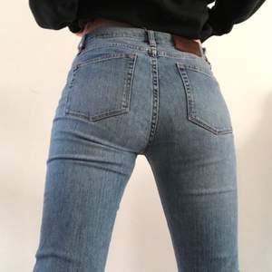 🌏FRAKT PÅ 66KR TILLKOMMER🌍 Så snygga lågmidjade jeans från Ralph Lauren i straight modell, men tajt över höfter och lår men pösig ner från knäet. De är för långa på mig som är 160cm. Står storlek 2 i dem men passar mig som är W25/XS. Tveka inte skriva till mig om du undrar något eller vill pruta! 