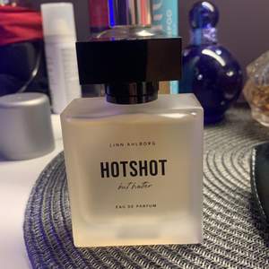 Hotshot but hotter är en parfym gjord av Linn Ahlborg. Jag har knappt använt den, då jag inte tyckte den var min doft. Den är som ny och jag säljer den för hälften av priset, alltså 300 kr.