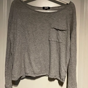 Grå tröja BIKBOK - Grå långärmad tröja från bikbok med ficka fram. Köparen står själv för frakten